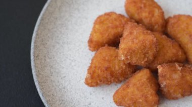 Brie peyniri ya da peynirli krem peynirli patates kızartması, fast food, koyu beton arka planda yemek.