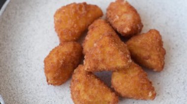 Brie peyniri ya da peynirli krem peynirli patates kızartması, fast food, koyu beton arka planda yemek.