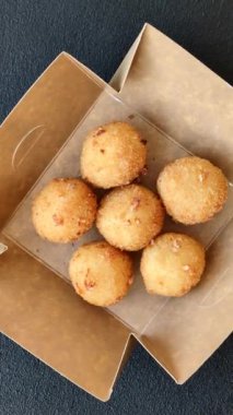 Camembert peynirli kızarmış patates ya da kızılcık veya ahududu soslu mozzarella peyniri.