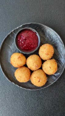 Camembert peynirli kızarmış patates ya da kızılcık veya ahududu soslu mozzarella peyniri.