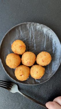 Camembert peynirli kızarmış patates ya da kızılcık veya ahududu soslu mozzarella peyniri.