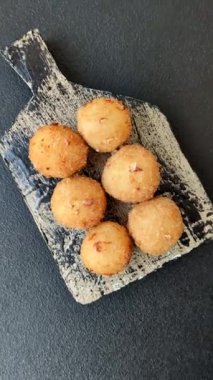 Camembert peynirli kızarmış patates ya da kızılcık veya ahududu soslu mozzarella peyniri.
