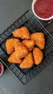 Brie peyniri ya da peynirli krem peynirli patates kızartması, fast food, koyu beton arka planda yemek.