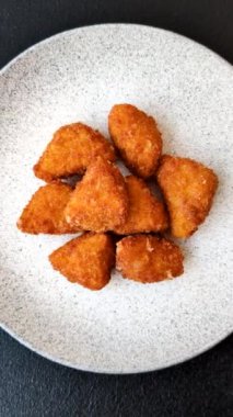 Brie peyniri ya da peynirli krem peynirli patates kızartması, fast food, koyu beton arka planda yemek.