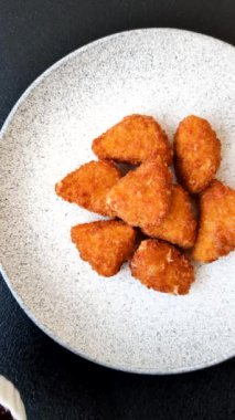 Brie peyniri ya da peynirli krem peynirli patates kızartması, fast food, koyu beton arka planda yemek.