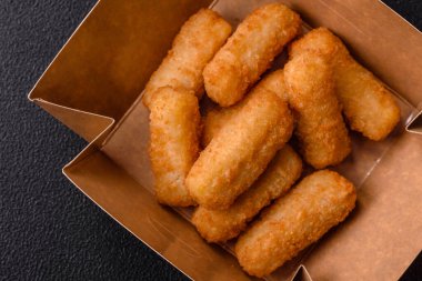 Peynirli, mozzarella, tuz ve baharatlı, yağda kızartılmış leziz çıtır peynir çubukları. Fast food, paket servis.