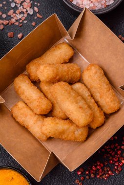 Peynirli, mozzarella, tuz ve baharatlı, yağda kızartılmış leziz çıtır peynir çubukları. Fast food, paket servis.