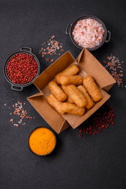 Peynirli, mozzarella, tuz ve baharatlı, yağda kızartılmış leziz çıtır peynir çubukları. Fast food, paket servis.