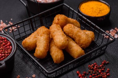 Peynirli, mozzarella, tuz ve baharatlı, yağda kızartılmış leziz çıtır peynir çubukları. Fast food, paket servis.