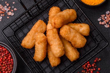 Peynirli, mozzarella, tuz ve baharatlı, yağda kızartılmış leziz çıtır peynir çubukları. Fast food, paket servis.