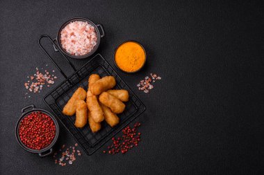 Peynirli, mozzarella, tuz ve baharatlı, yağda kızartılmış leziz çıtır peynir çubukları. Fast food, paket servis.