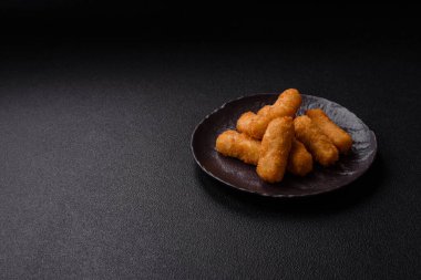 Peynirli, mozzarella, tuz ve baharatlı, yağda kızartılmış leziz çıtır peynir çubukları. Fast food, paket servis.