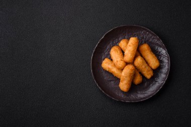 Peynirli, mozzarella, tuz ve baharatlı, yağda kızartılmış leziz çıtır peynir çubukları. Fast food, paket servis.