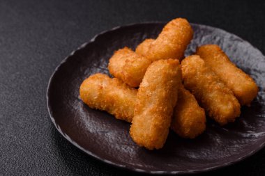 Peynirli, mozzarella, tuz ve baharatlı, yağda kızartılmış leziz çıtır peynir çubukları. Fast food, paket servis.