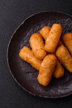 Peynirli, mozzarella, tuz ve baharatlı, yağda kızartılmış leziz çıtır peynir çubukları. Fast food, paket servis.