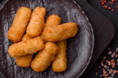 Peynirli, mozzarella, tuz ve baharatlı, yağda kızartılmış leziz çıtır peynir çubukları. Fast food, paket servis.