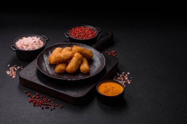 Peynirli, mozzarella, tuz ve baharatlı, yağda kızartılmış leziz çıtır peynir çubukları. Fast food, paket servis.