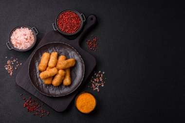 Peynirli, mozzarella, tuz ve baharatlı, yağda kızartılmış leziz çıtır peynir çubukları. Fast food, paket servis.