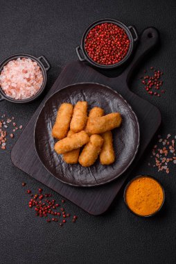 Peynirli, mozzarella, tuz ve baharatlı, yağda kızartılmış leziz çıtır peynir çubukları. Fast food, paket servis.