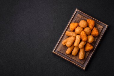 Peynirli, mozzarella, tuz ve baharatlı, yağda kızartılmış leziz çıtır peynir çubukları. Fast food, paket servis.