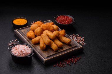 Peynirli, mozzarella, tuz ve baharatlı, yağda kızartılmış leziz çıtır peynir çubukları. Fast food, paket servis.