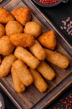 Peynirli, mozzarella, tuz ve baharatlı, yağda kızartılmış leziz çıtır peynir çubukları. Fast food, paket servis.