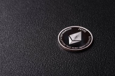 Ethereum kripto kuklası yuvarlak demir para şeklinde. Tasarımınız için kavramsal arkaplan
