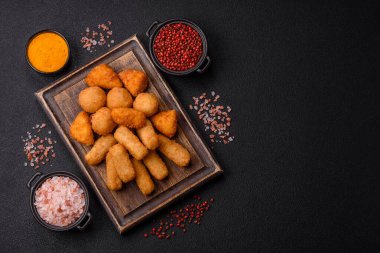 Peynirli, mozzarella, tuz ve baharatlı, yağda kızartılmış leziz çıtır peynir çubukları. Fast food, paket servis.