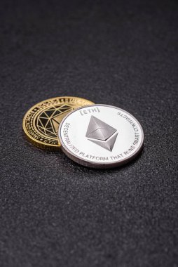 Ethereum kripto kuklası yuvarlak demir para şeklinde. Tasarımınız için kavramsal arkaplan