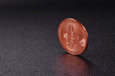 Bitcoin şifreleme kuklası yuvarlak demir para şeklinde. Tasarımınız için kavramsal arkaplan