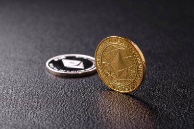 Ethereum kripto kuklası yuvarlak demir para şeklinde. Tasarımınız için kavramsal arkaplan