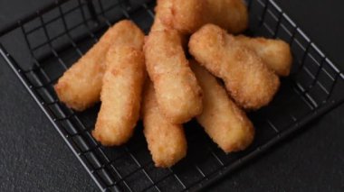 Peynirli, mozzarella, tuz ve baharatlı, yağda kızartılmış leziz çıtır peynir çubukları. Fast food, paket servis.