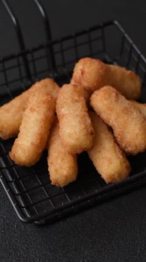 Peynirli, mozzarella, tuz ve baharatlı, yağda kızartılmış leziz çıtır peynir çubukları. Fast food, paket servis.