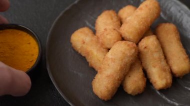 Peynirli, mozzarella, tuz ve baharatlı, yağda kızartılmış leziz çıtır peynir çubukları. Fast food, paket servis.