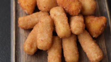 Peynirli, mozzarella, tuz ve baharatlı, yağda kızartılmış leziz çıtır peynir çubukları. Fast food, paket servis.