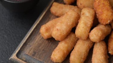 Peynirli, mozzarella, tuz ve baharatlı, yağda kızartılmış leziz çıtır peynir çubukları. Fast food, paket servis.