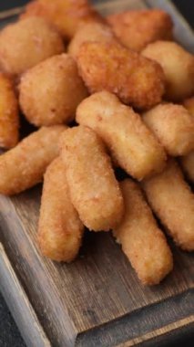 Peynirli, mozzarella, tuz ve baharatlı, yağda kızartılmış leziz çıtır peynir çubukları. Fast food, paket servis.