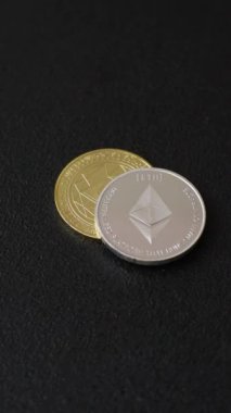 Ethereum kripto kuklası yuvarlak demir para şeklinde. Tasarımınız için kavramsal arkaplan