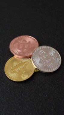 Bitcoin şifreleme kuklası yuvarlak demir para şeklinde. Tasarımınız için kavramsal arkaplan