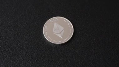 Ethereum kripto kuklası yuvarlak demir para şeklinde. Tasarımınız için kavramsal arkaplan