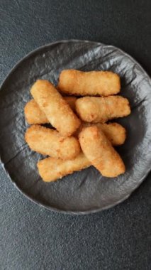 Peynirli, mozzarella, tuz ve baharatlı, yağda kızartılmış leziz çıtır peynir çubukları. Fast food, paket servis.