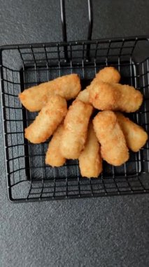 Peynirli, mozzarella, tuz ve baharatlı, yağda kızartılmış leziz çıtır peynir çubukları. Fast food, paket servis.