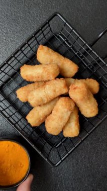 Peynirli, mozzarella, tuz ve baharatlı, yağda kızartılmış leziz çıtır peynir çubukları. Fast food, paket servis.