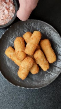 Peynirli, mozzarella, tuz ve baharatlı, yağda kızartılmış leziz çıtır peynir çubukları. Fast food, paket servis.