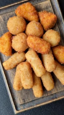 Peynirli, mozzarella, tuz ve baharatlı, yağda kızartılmış leziz çıtır peynir çubukları. Fast food, paket servis.