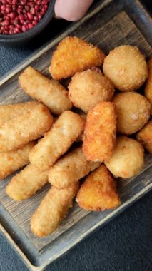 Peynirli, mozzarella, tuz ve baharatlı, yağda kızartılmış leziz çıtır peynir çubukları. Fast food, paket servis.