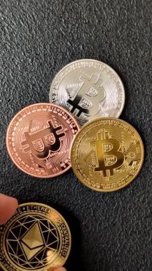 Bitcoin şifreleme kuklası yuvarlak demir para şeklinde. Tasarımınız için kavramsal arkaplan
