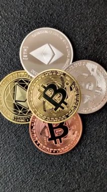 Bitcoin şifreleme kuklası yuvarlak demir para şeklinde. Tasarımınız için kavramsal arkaplan