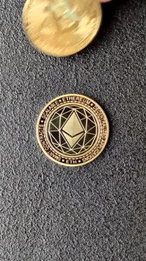 Ethereum kripto kuklası yuvarlak demir para şeklinde. Tasarımınız için kavramsal arkaplan