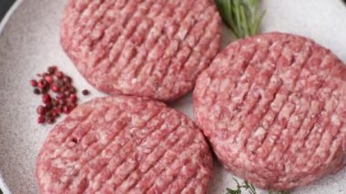 Beton kaplamalı tuzlu ve baharatlı taze çiğ biftek köftesi.